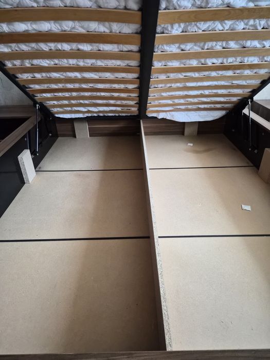 Продавам чисто нова спалня с две нощни шкафчета.