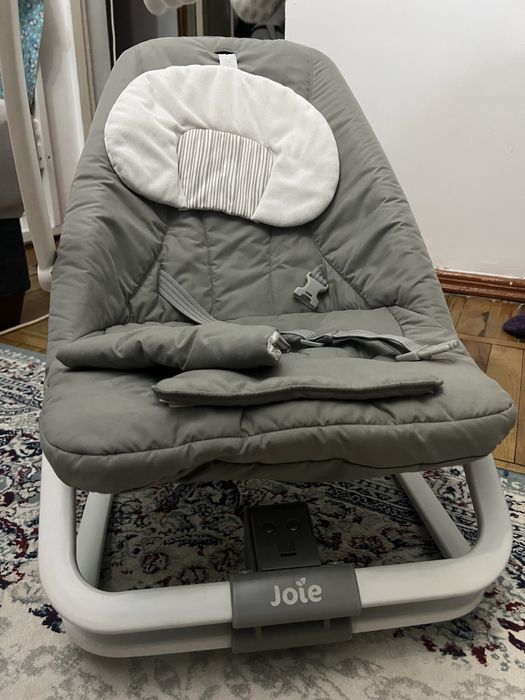 Продам детский шезлонг Joie
