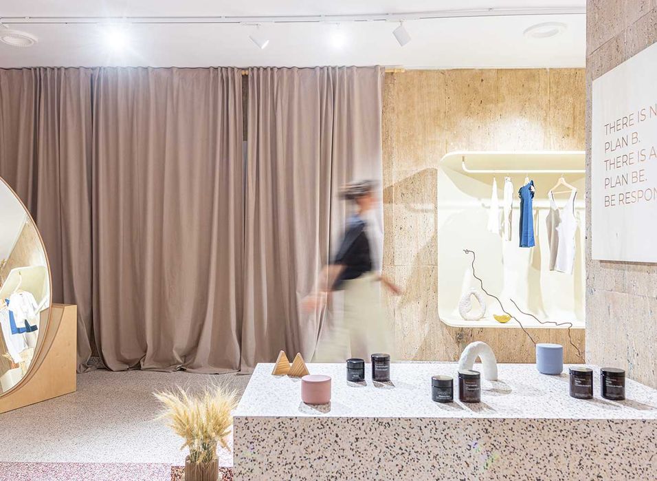 Mobilier expunere haine și încălțăminte – model custom