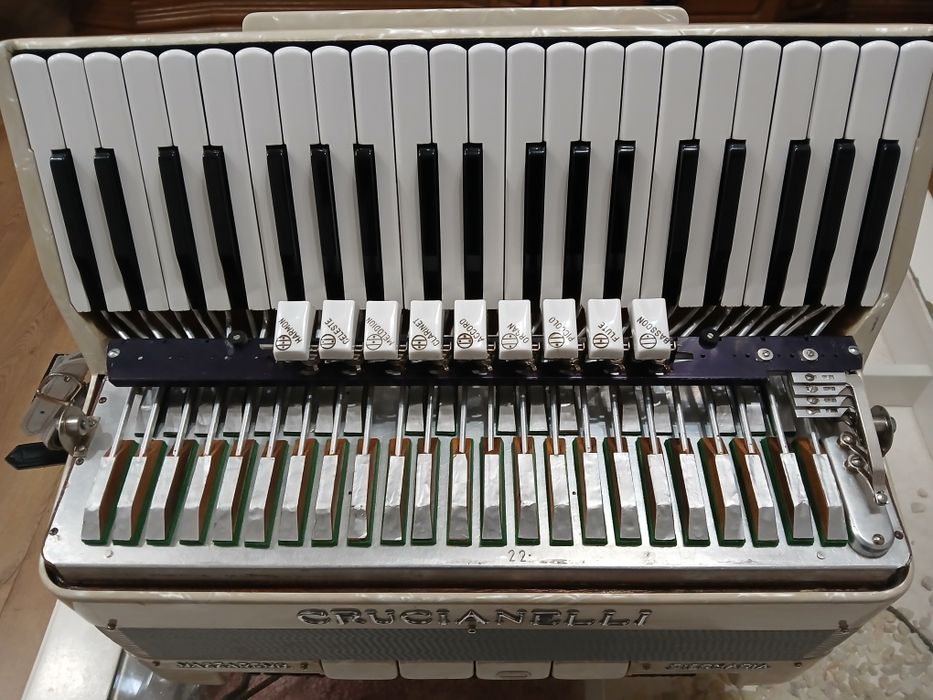 Acordeon Crucianelli 120 Basi muzica Bugari
