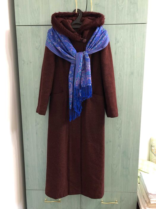 Haina dama din stofa visinie, eleganta, cu gluga, marimea 42 + Cadou