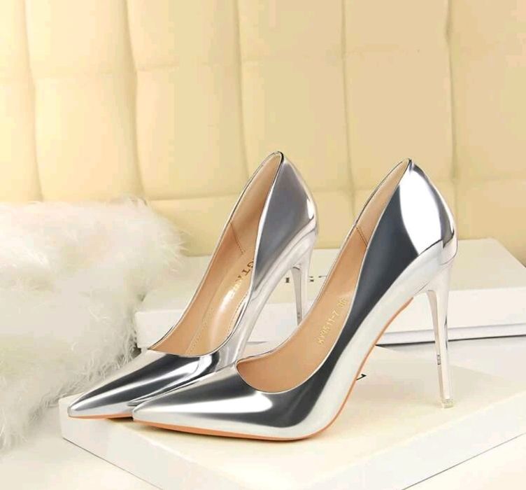 Pantofi cu toc mărimea 37