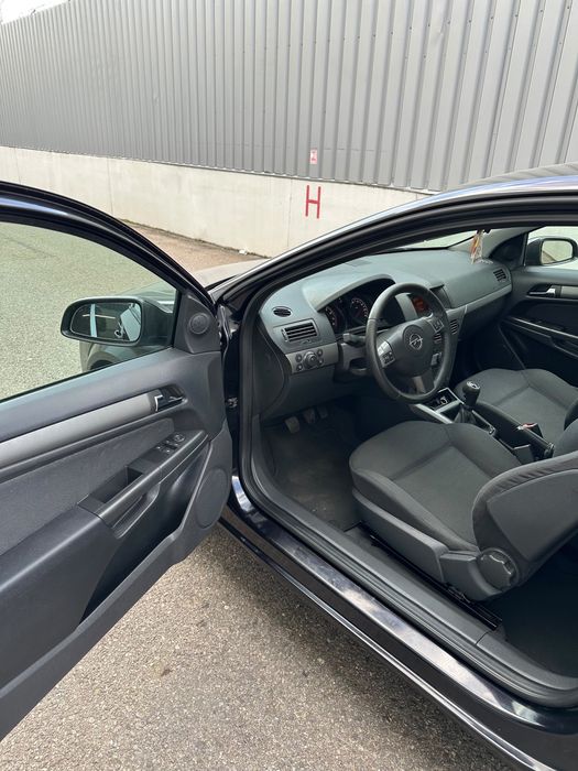Vand opel astra GTC 1.6 benzina an 2007 km 123.000 mii reali