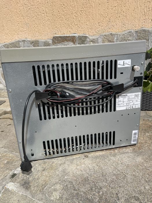 Хладилник Dometic на 12v , 220 и газ .