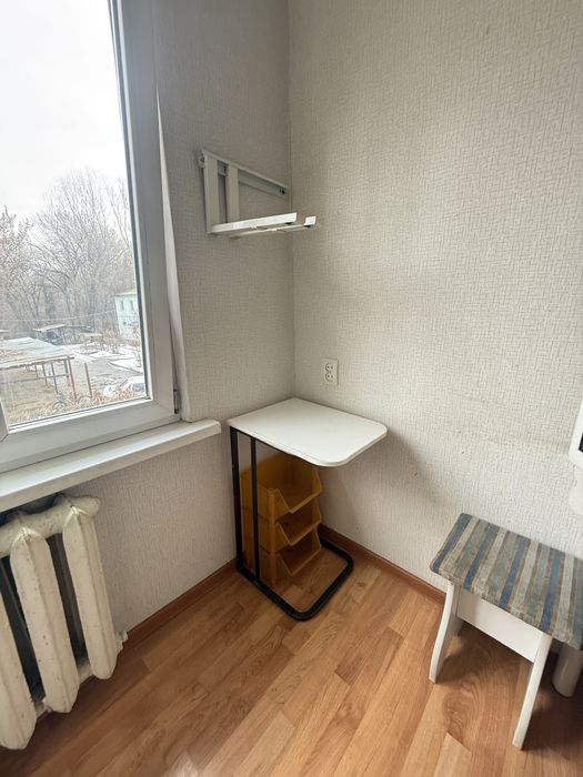 Кухонный стол белый с табуретами, полка подвесная, столик кухонный