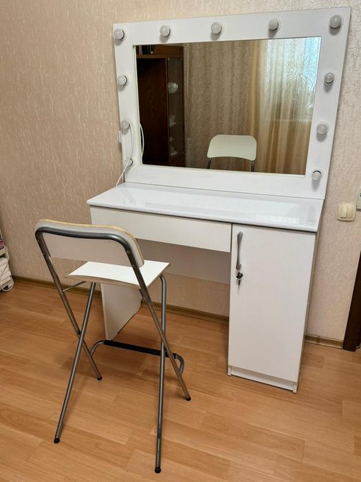 Продам стол визажный со стулом