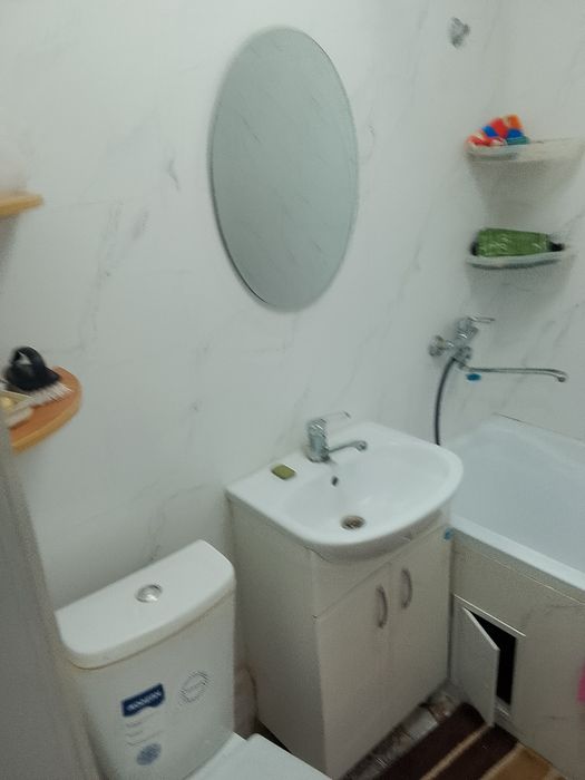 На поселение девушку живу один