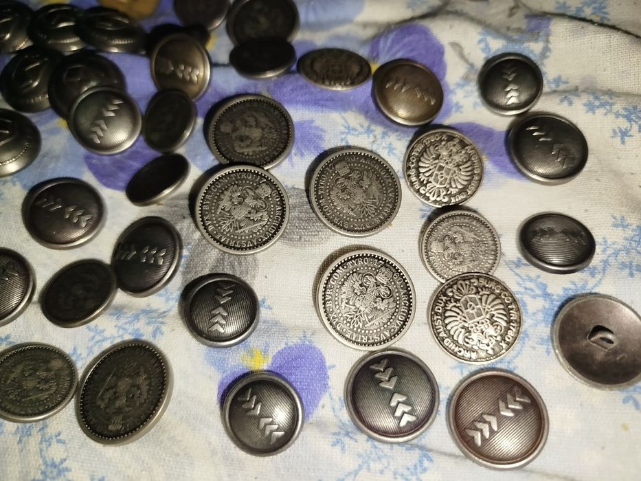 Vând nasturi metalici pentru colecționari schimb cu monede romanesti