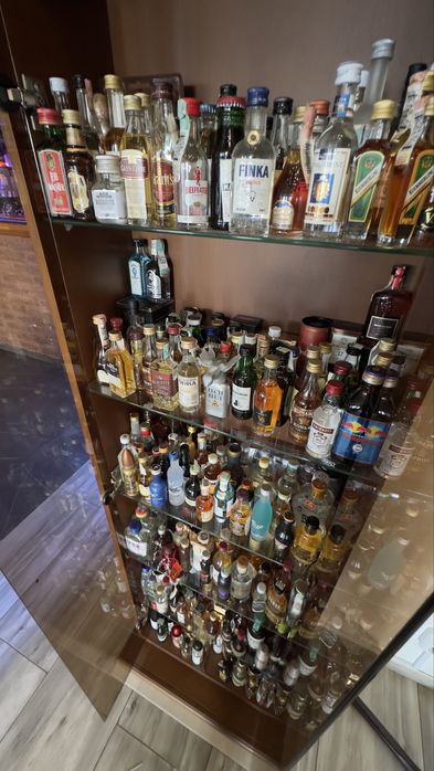 Коллекция мини-бутылочек — более 250 штук + шкаф
