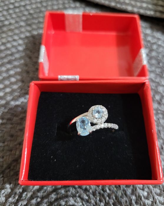 Дамски сребърен пръстен с камък топаз! Състояние ново!