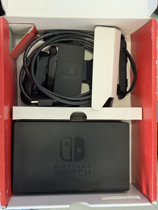 Nintendo Switch + Super Mario Odyssey