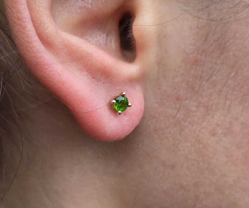 Cercei din aur galben 18k cu cromdiopsid natural