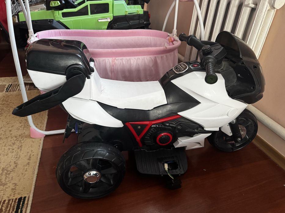 Детские вещи батут качеля машинки