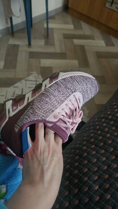Продам кроссовки новые