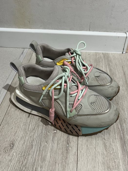 Кроссовки на высокой подошве