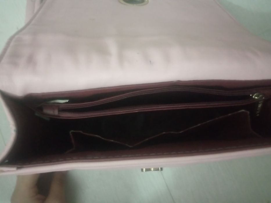 Сумка розовая с цепочкой