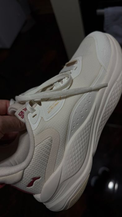 Продам кроссовки Lining