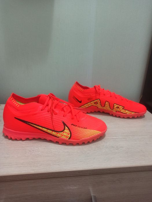 Футбольные бутсы, сороконожки