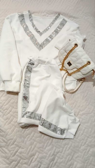 Италиански костюм за парти и кожена бяла чанта