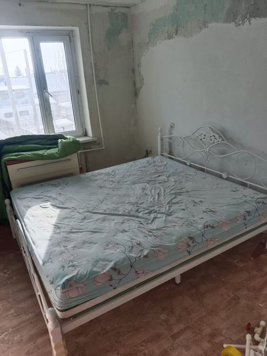 Продам кровать с матрасом