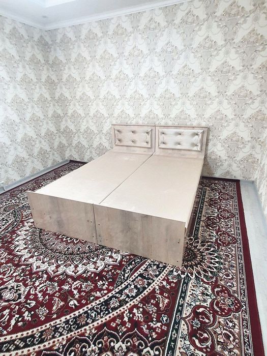 Чиланзарский район, рядом со станцией метро «Чиланзар».