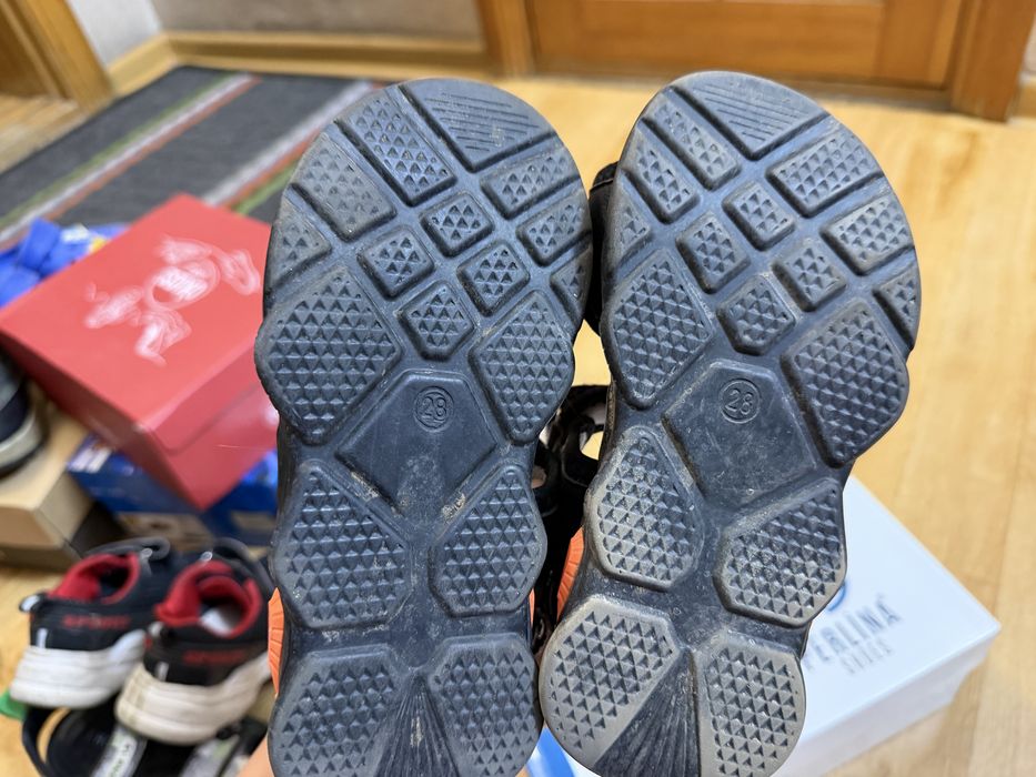 Отдам обувь детскую