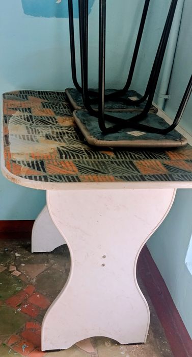 Отдам стол кухонный