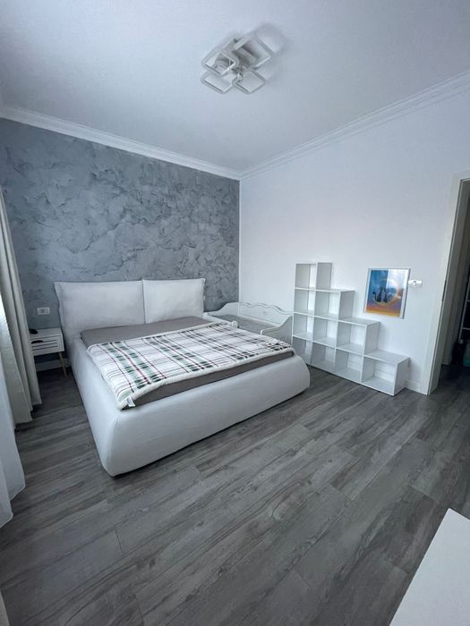 Vând pat matrimonial cu ladă de depozitare  160/200 alb murdar + salte