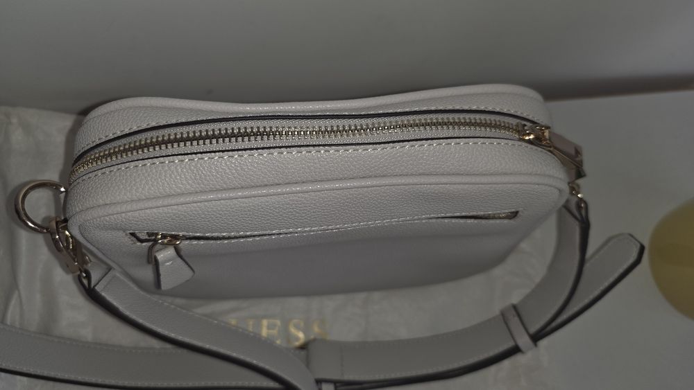 Дамска чанта Guess