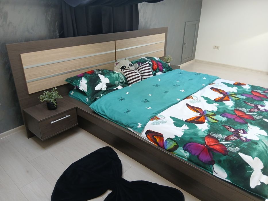 Vand pat matrimonial mare cu noptiere făcut pe comanda