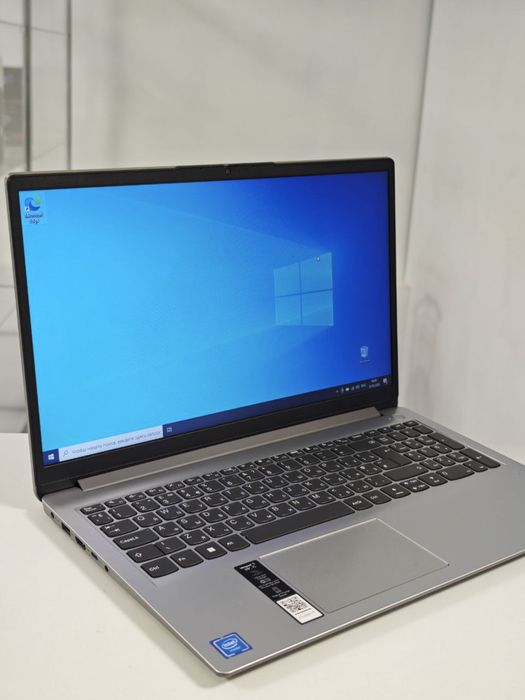 Ноутбук Lenovo 82V7