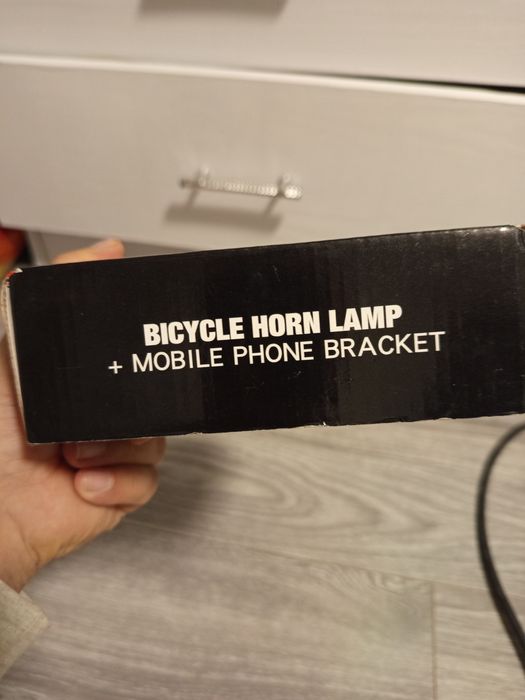 Lampă multifuncțională pentru bicicletă cu claxon și suport de telefon