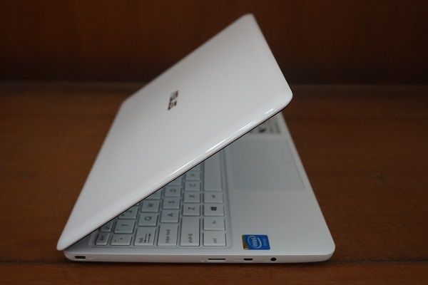 Laptop Asus EeeBook X205TA