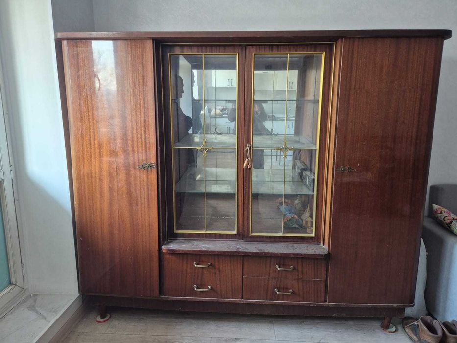 Отдам Сервант бесплатно