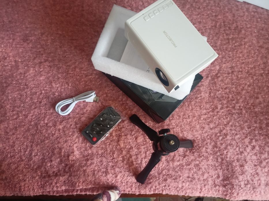 Продам новый мини проектор