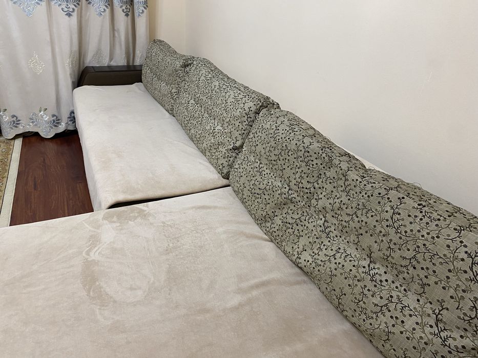 Удобный угловой диван для гостиной