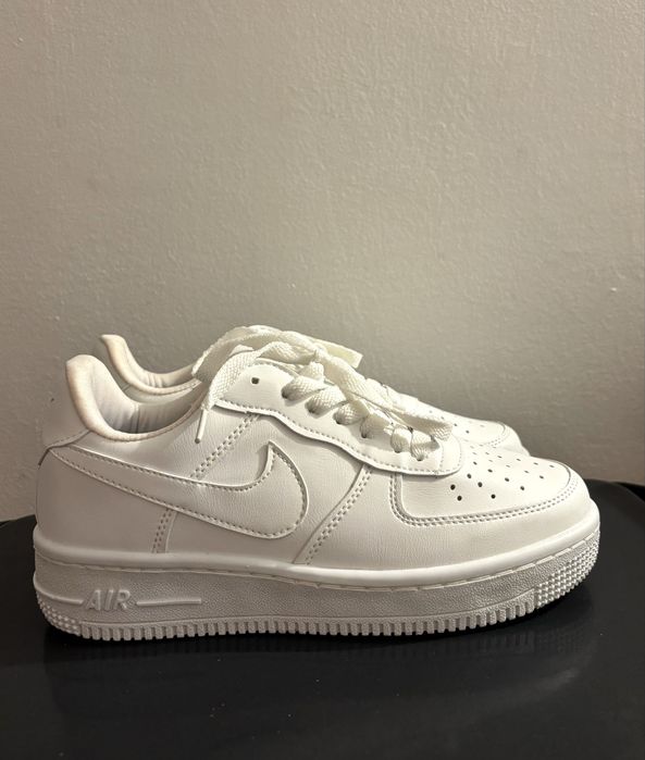 Adidasi tip Nike airforce 1