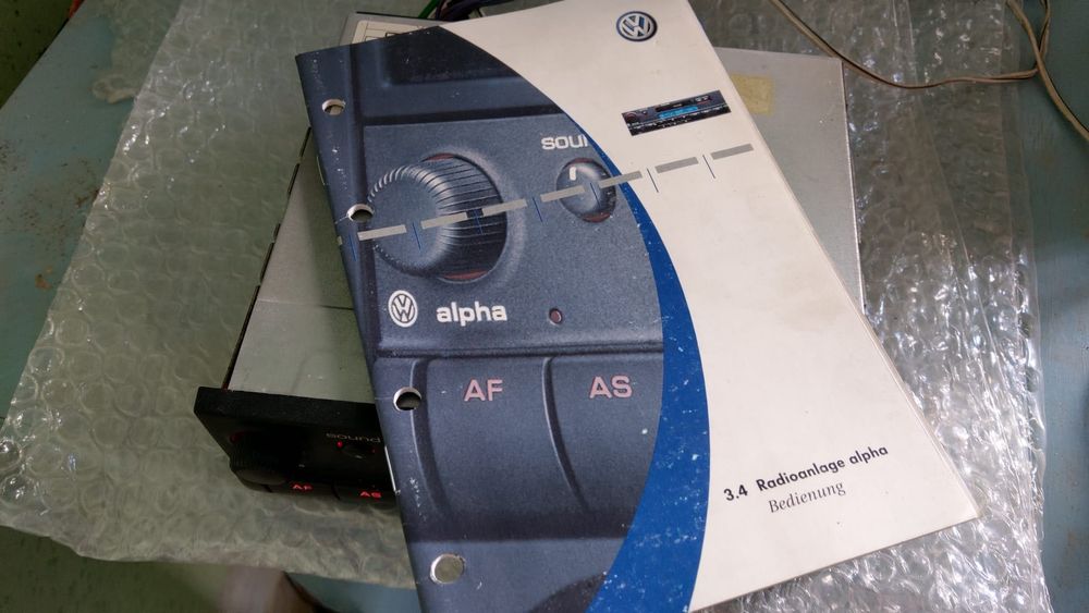 Radiocasetofon VW Alpha  original VW in stare foarte bună cu manual si cod original