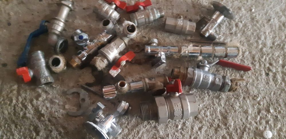 Robineți  și  piese pt.instalati sanitare