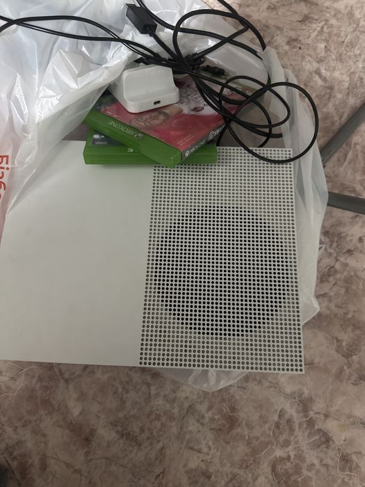 Продам  X-box 512gb 2 джостика игры