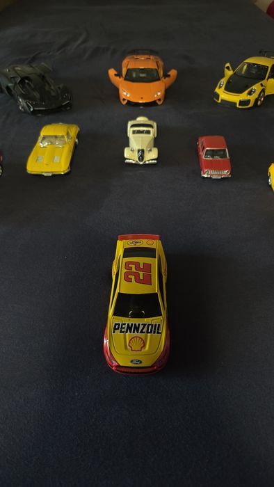 Продавам използвани колички Hotwheels, Matchbox, Maisto, Welly в различни мащаби