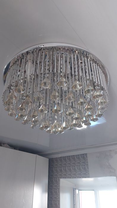 Продам люстру в зал либо в  гостиную