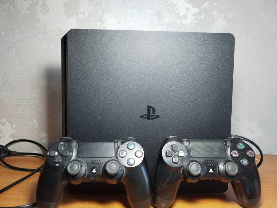 Продаю ps4, с 2 джойстиками, и 2 дисками