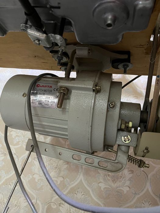 Идеал ҳолатдаги тикув машинаси тезда сотилади! Продаю швейную машину