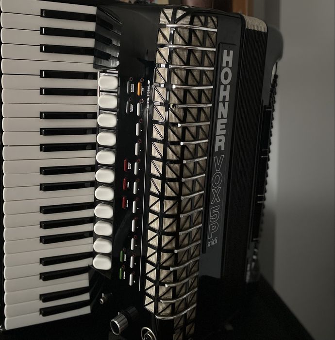 Se vinde acordeon ,Model Hohner vox5