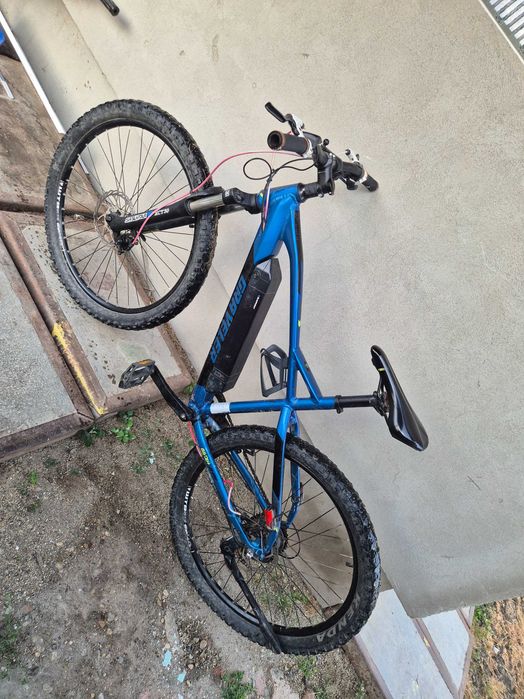 Prophete Graveler de 27.5 inch, echipată cu un motor spate Blaupunkt și baterie pe cadru.