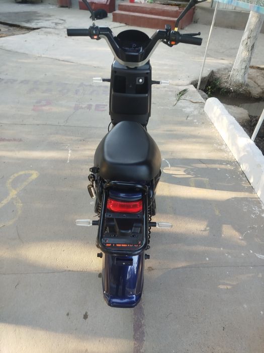 Ko'zoynak skuter sotiladi