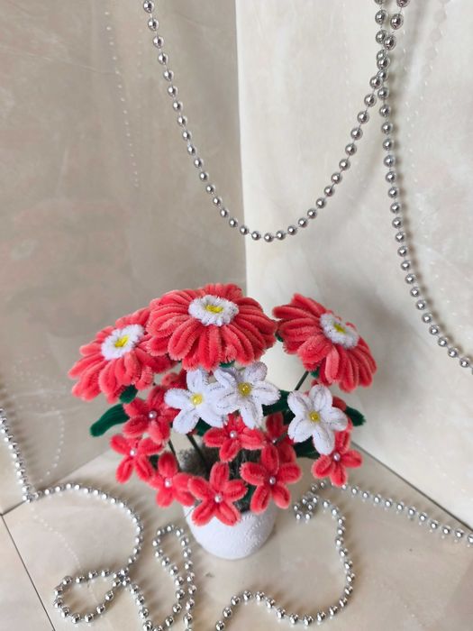 Ръчно изработени цветя и букети за всеки вкус.