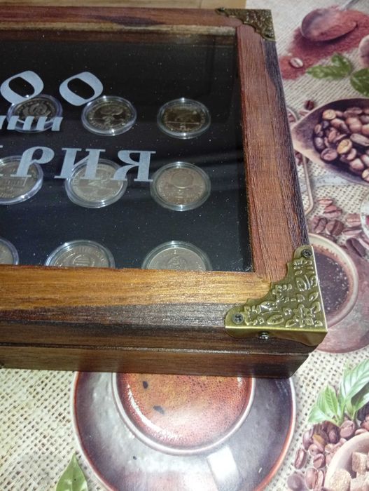 кутия с 15 броя монети от серията 1300 години България