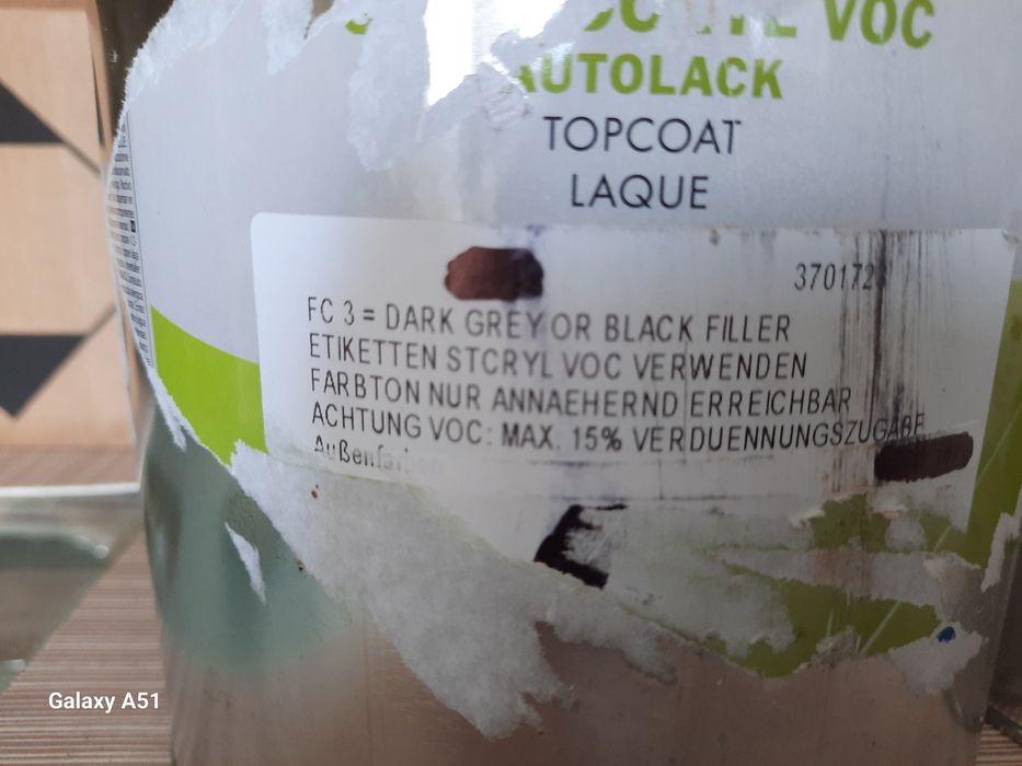 Vopsea camouflage în 3 culori pentru două mașini